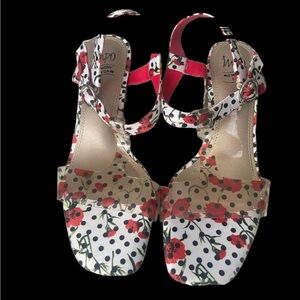 Adorable IMPO Polka dot sandals with roses 8 NWOB